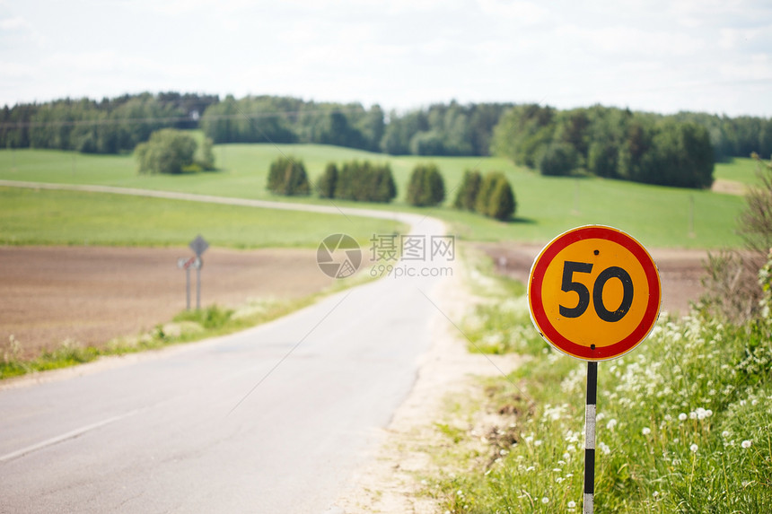 道路附近的限制标志图片