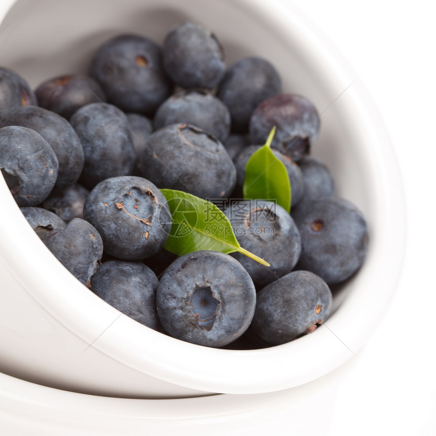 新鲜蓝莓盘子叶子食物森林小吃绿色白色早餐覆盆子蓝色图片