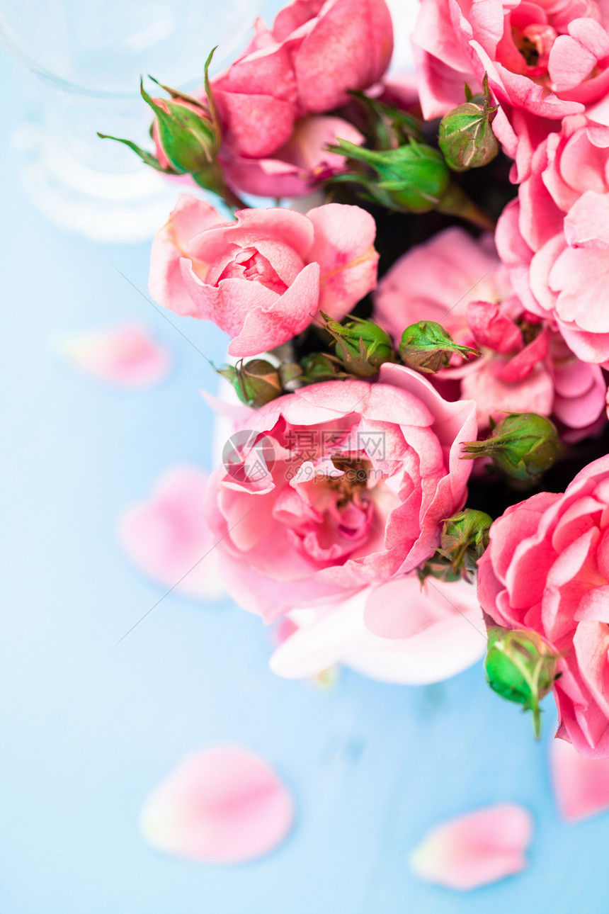 漂亮的鲜花荒野风格植物墙纸婚礼玫瑰红色花瓣魅力花瓶图片