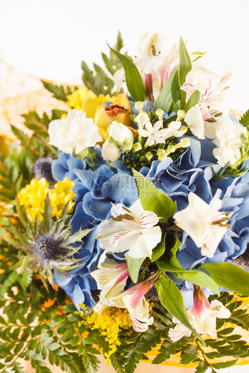 漂亮的鲜花订婚蕨类妈妈绣球花叶子蓝色花瓶紫色百合花瓣图片