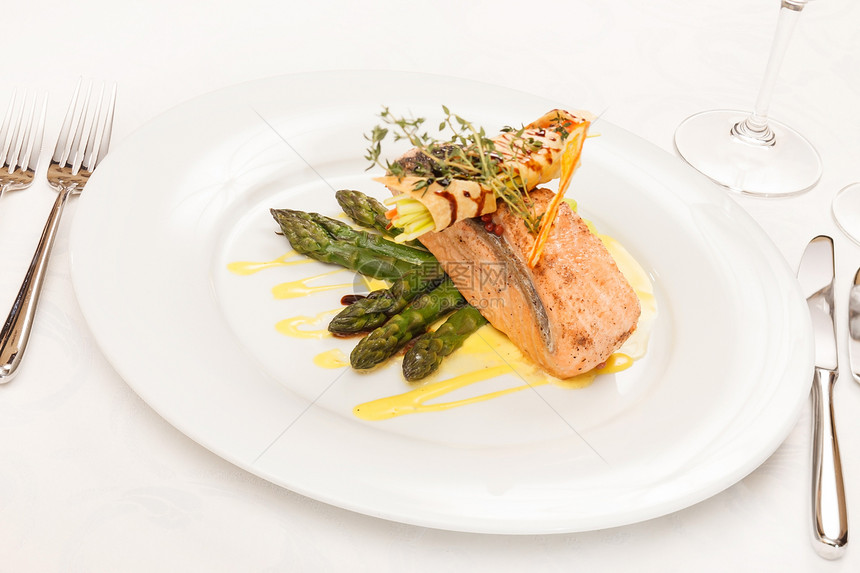 灰鲑鱼和白蔬菜橙子食物餐厅养分烧烤晚餐芹菜饮食鱼片图片