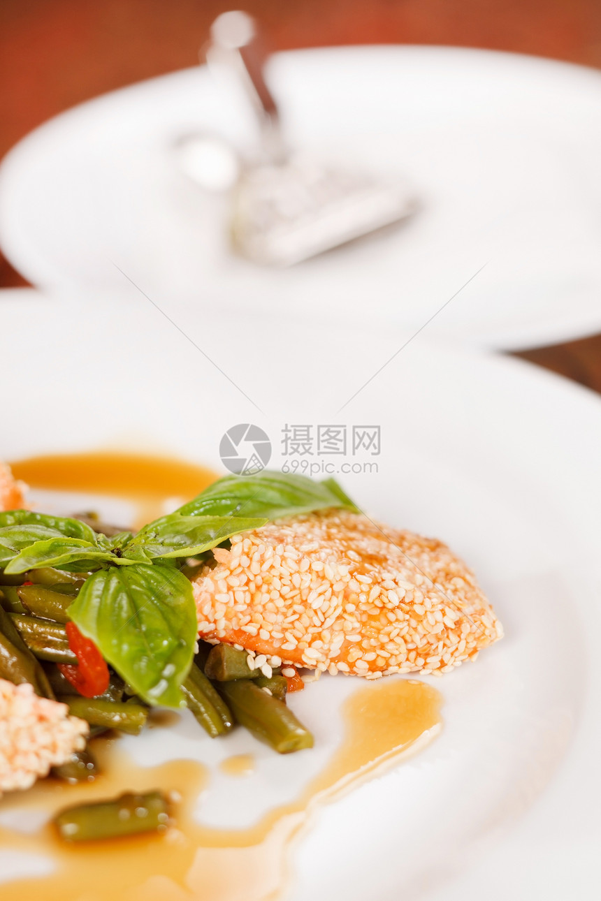 含有蔬菜的鲑鱼辣椒草本植物熟食橙子盘子食物柠檬地面美食炙烤图片