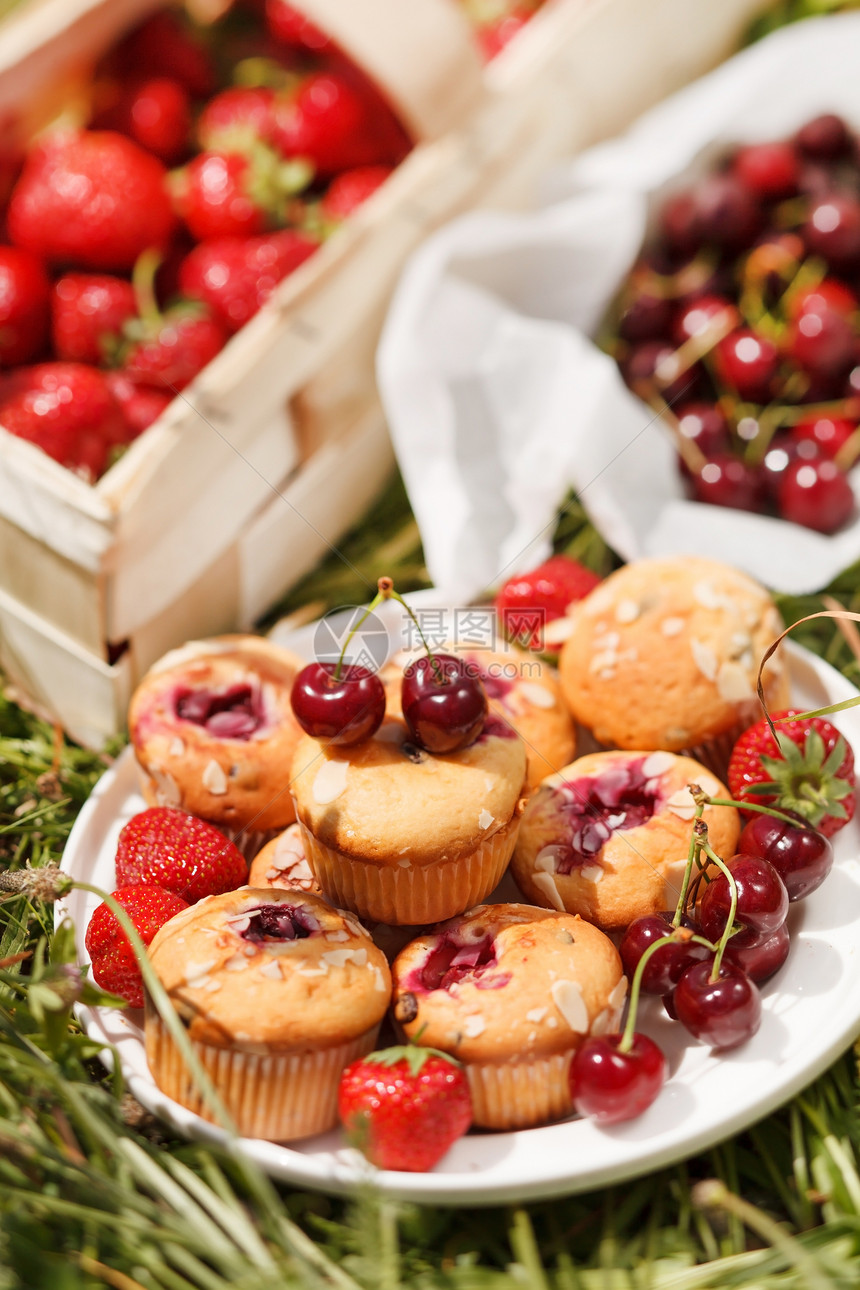 夏季松饼食物绿色营养蛋糕野餐小吃篮子糕点甜点浆果图片