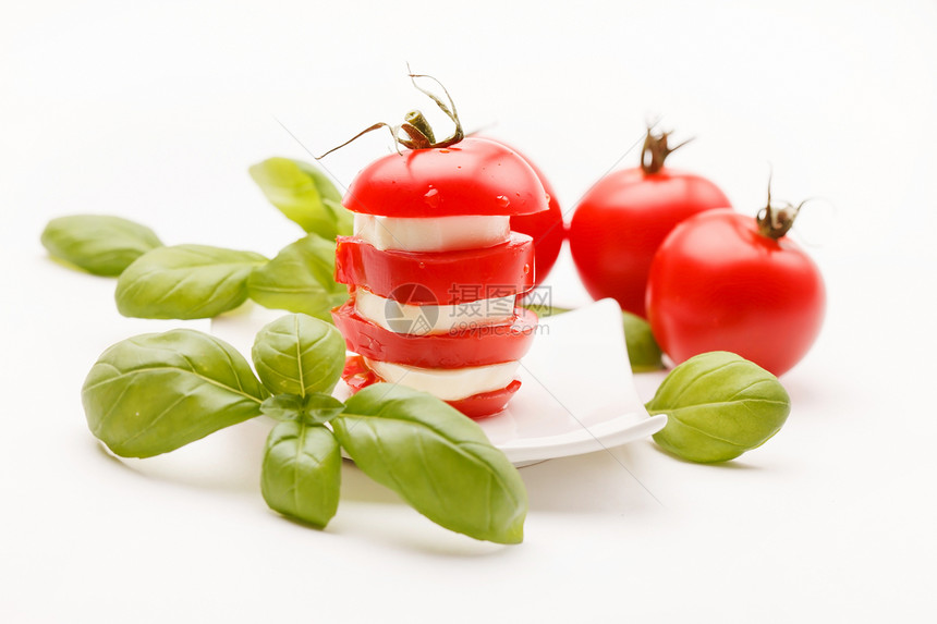 番茄和莫扎里切片 配有叶营养饮食美食小吃水果产品红色绿色沙拉蔬菜图片