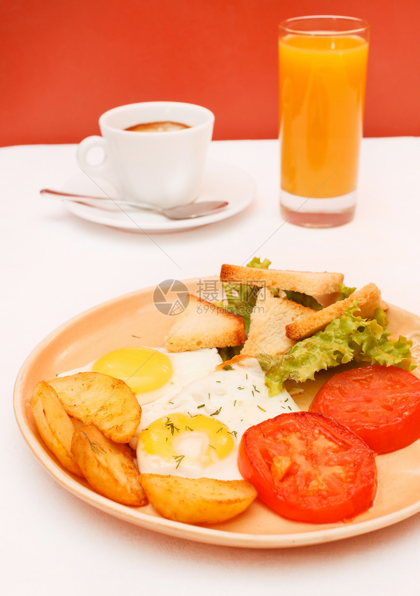 早餐食物油炸土豆果汁黄色烹饪面包盘子杯子红色图片