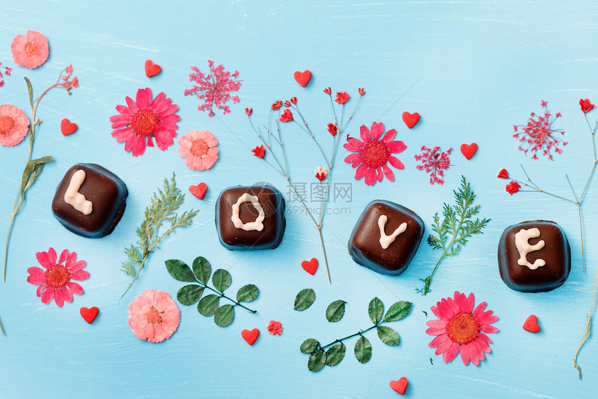 巧克力情人节礼物乐趣展示甜点糖果营养食物花朵蓝色叶子小吃图片