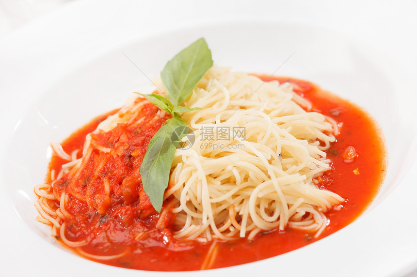 加番茄酱的意大利面食物烹饪面条美食盘子草本植物食谱传统服务桌子图片