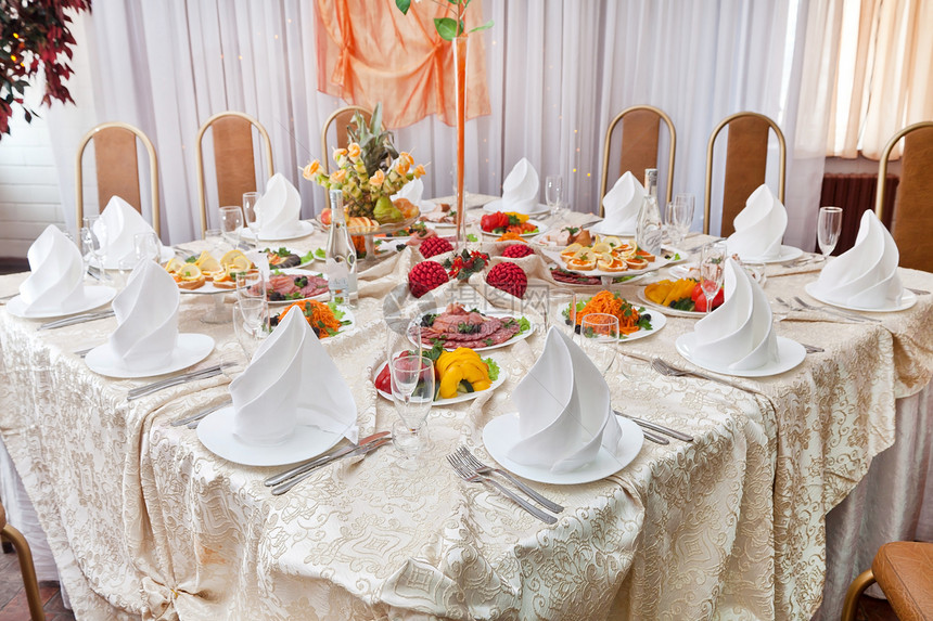 婚礼桌桌蔬菜沙拉餐巾椅子玻璃环境食物金子展示庆典图片