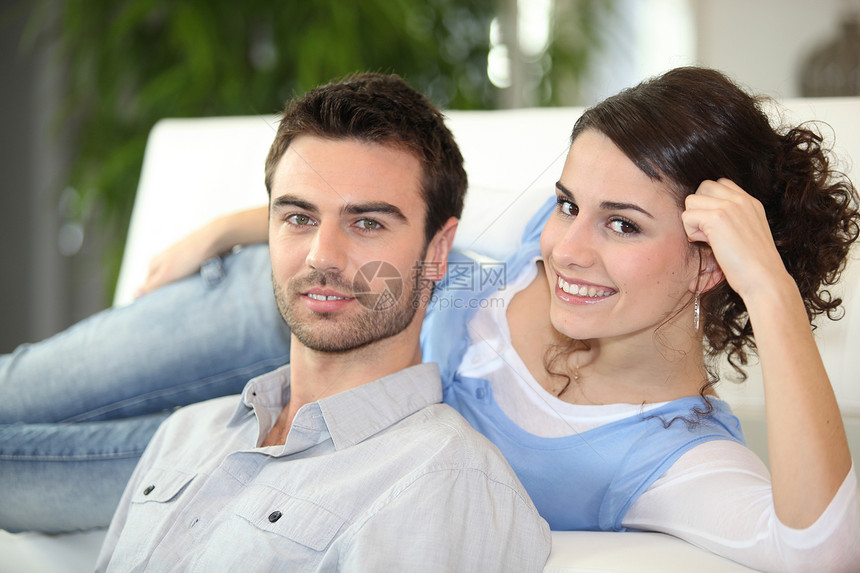 年轻夫妇放松丈夫妻子拥抱房间男人女性内饰微笑动画长椅图片