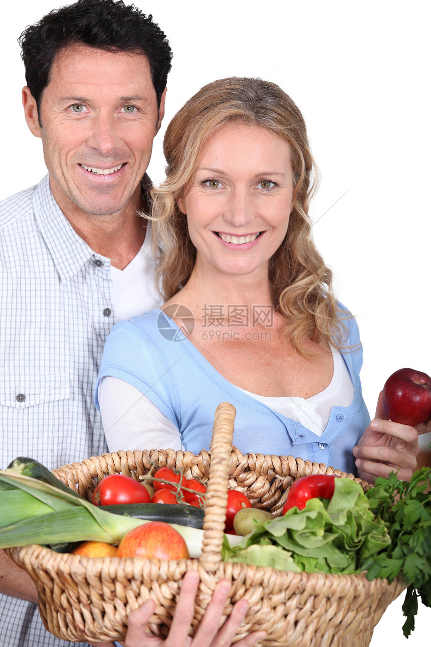 加上蔬菜篮子丈夫微笑头发妻子水果拥抱李子食物夫妻福利图片