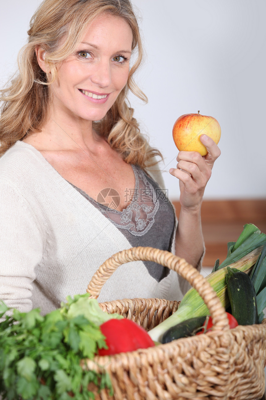 妻子拿着苹果蔬菜白色微笑夫妻水果食物头发女性幸福厨房图片