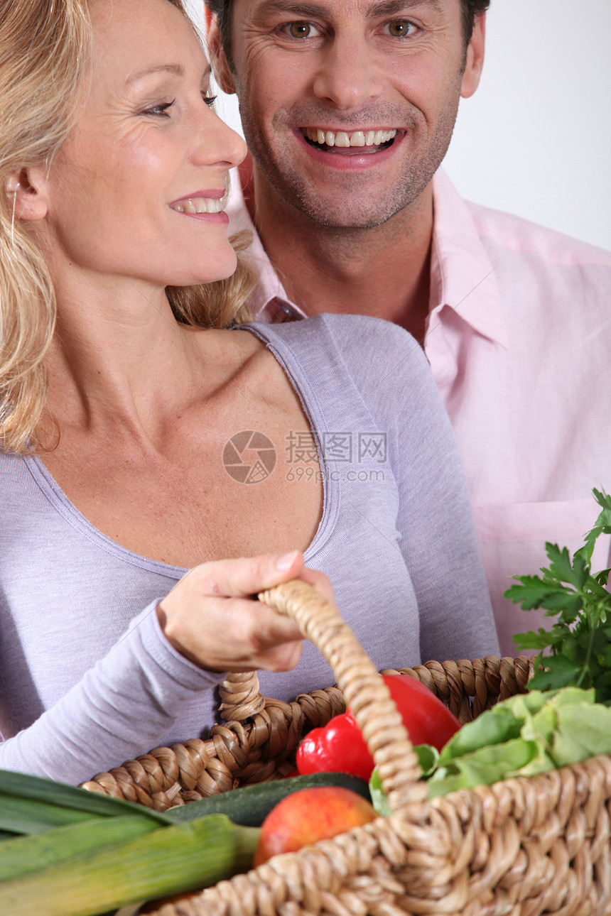 一对夫妇笑 蔬菜篮子图片