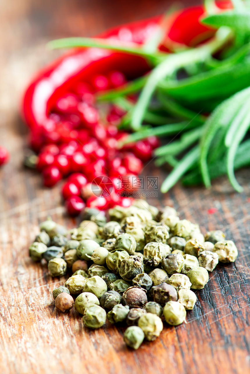 桌面宏中香料和草药混合红色种子胡椒粒树叶调味品迷迭香粮食绿色烹饪食物图片