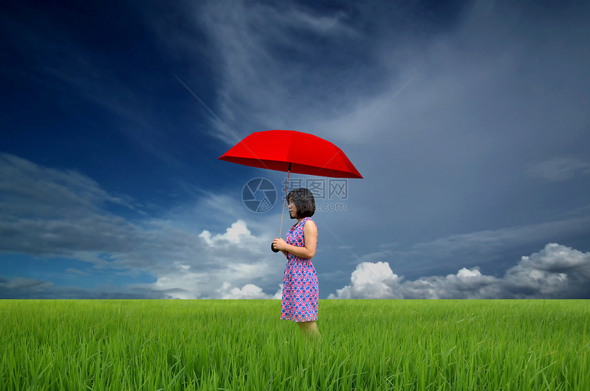 带红色雨伞的年轻妇女休闲女性女孩栽培行动活动思维色彩环境场景图片