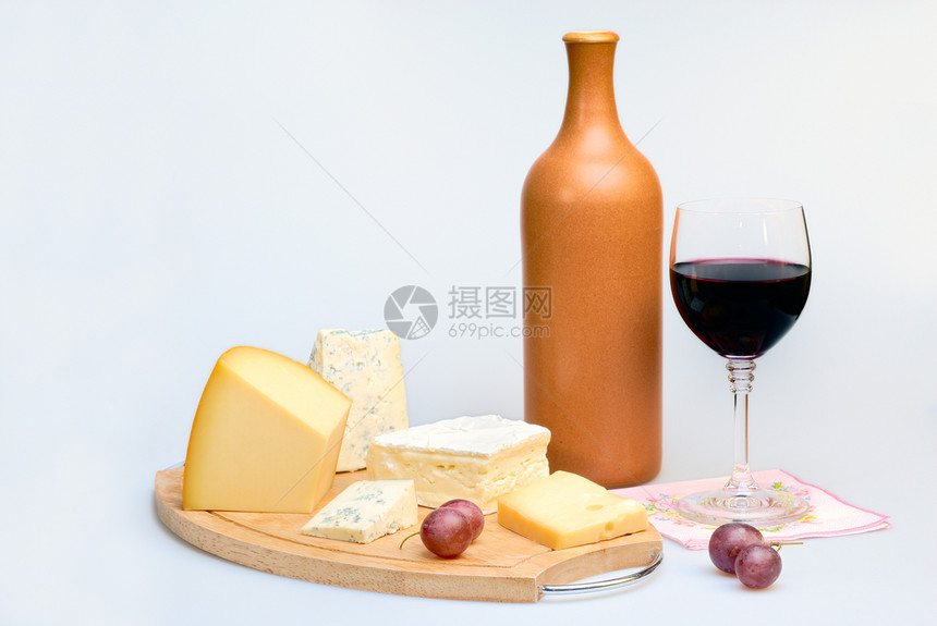 酒瓶和奶酪杯图片