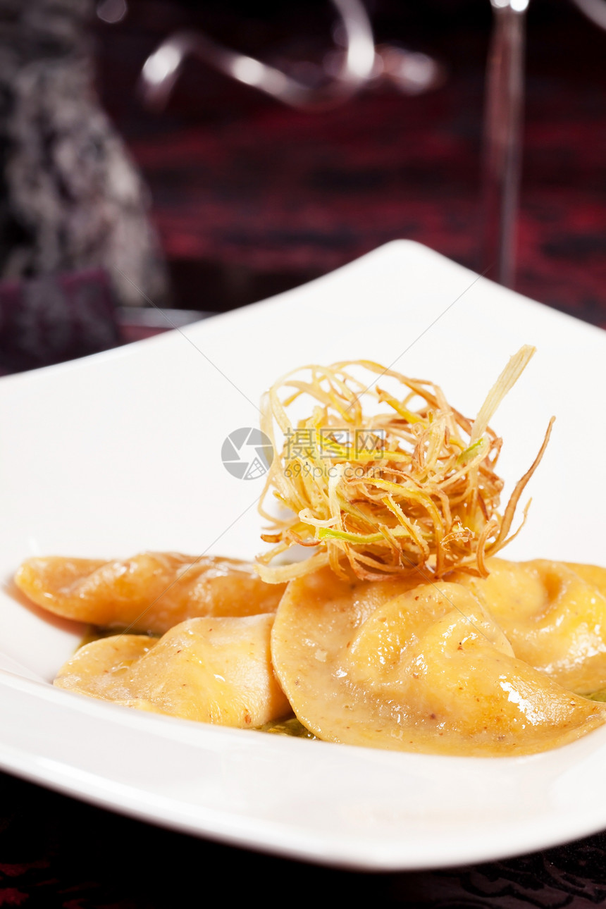 好吃的罗维奥菜桌子美食白色烹饪美味宏观午餐草本植物阳光用餐图片