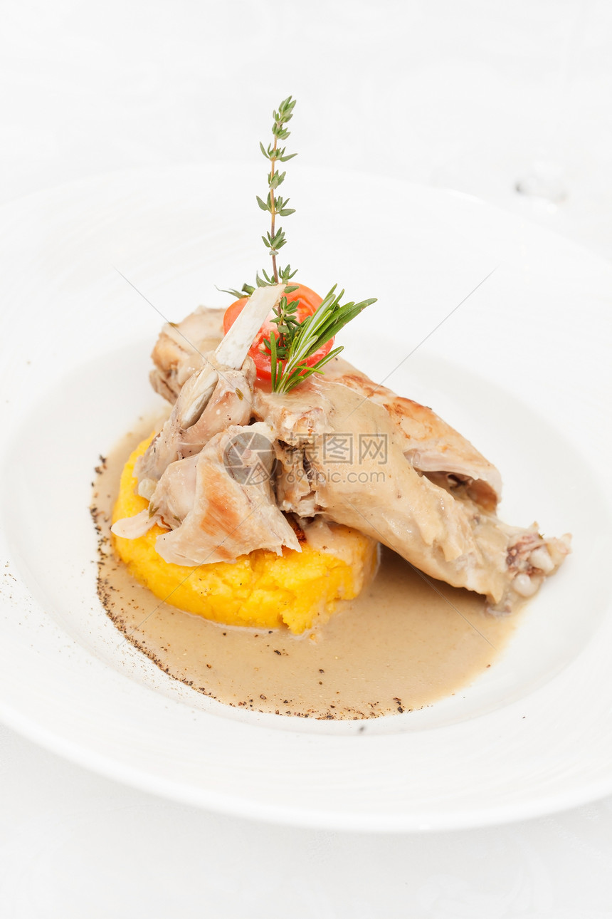 烤鸭鸭子西红柿白色油炸黄色番鸭鱼片餐具食物盘子图片