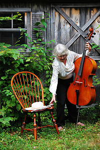 女大提琴手闲暇成人女士字符串大提琴职业乐器声学背景图片