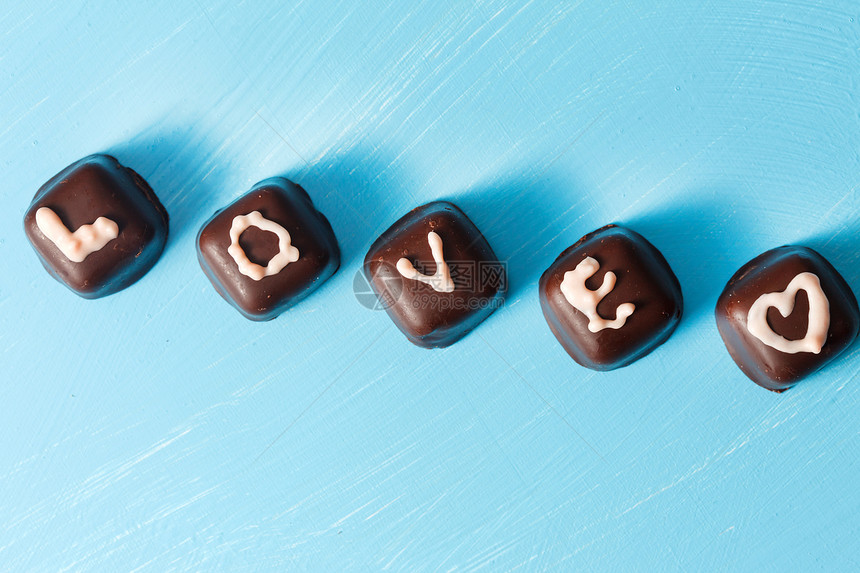 巧克力情人节礼物食物蓝色展示甜点可可糖果营养美食小吃棕色图片