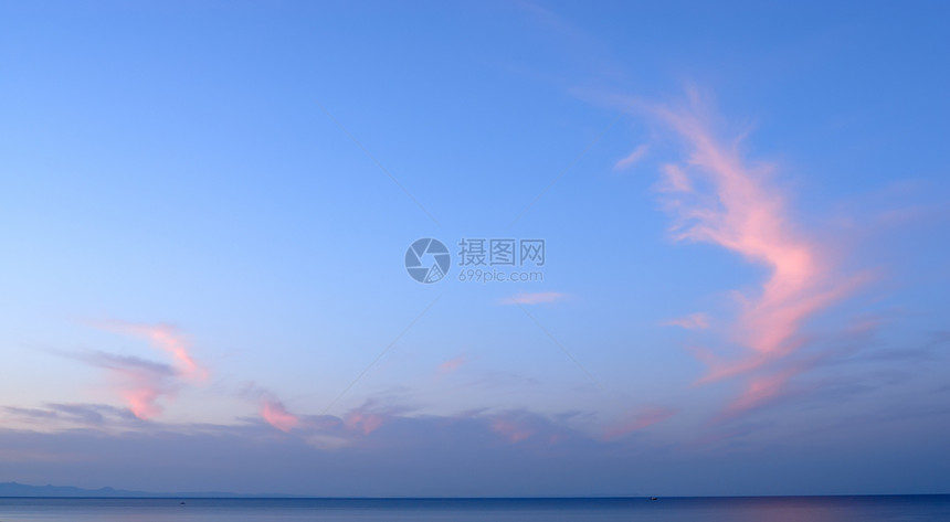 天空蓝色天堂地平线多云海洋阳光日落风景反射季节图片