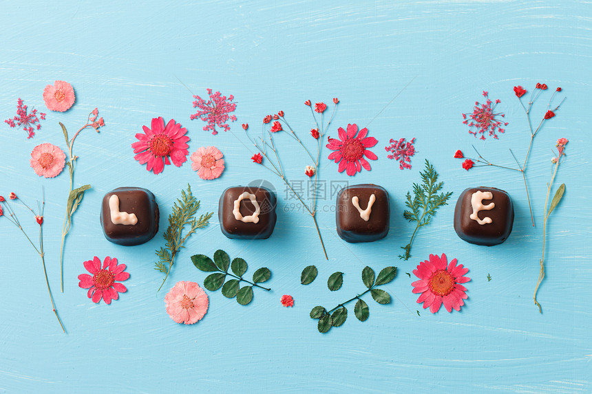 巧克力情人节礼物甜点展示乐趣糖果花朵营养美食叶子蓝色诱惑图片