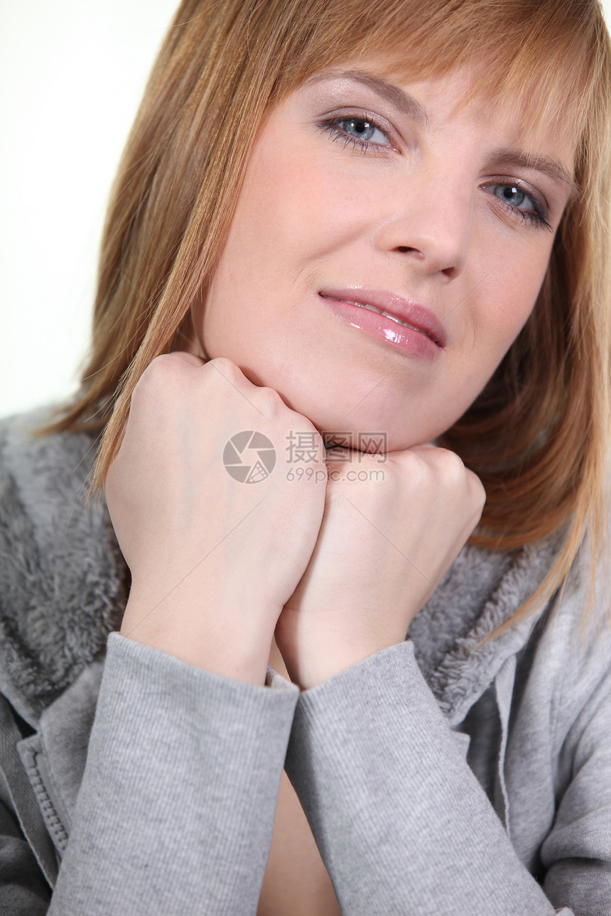 金发女人的肖像边缘灰色头发运动微笑夹克握把蓝色金发女郎化妆品图片
