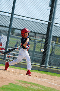 小小联盟球员挥棒球衣运动员青年玩家棒球男性季节头盔跑步游戏背景图片