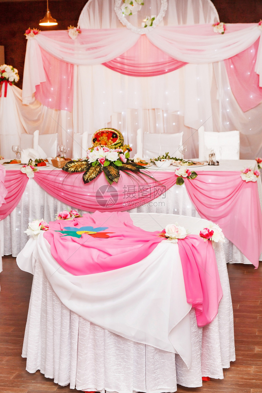 婚礼桌桌白色食物宴会念日盘子桌子环境展示玻璃桌布图片