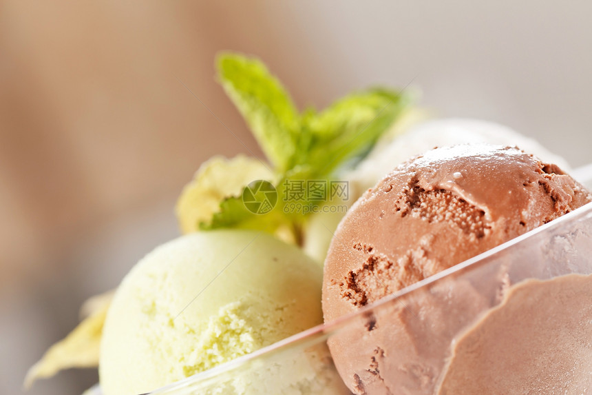 好吃的冰淇淋绿色甜点香草奇异果奶油开心果白色粉色巧克力酸浆图片