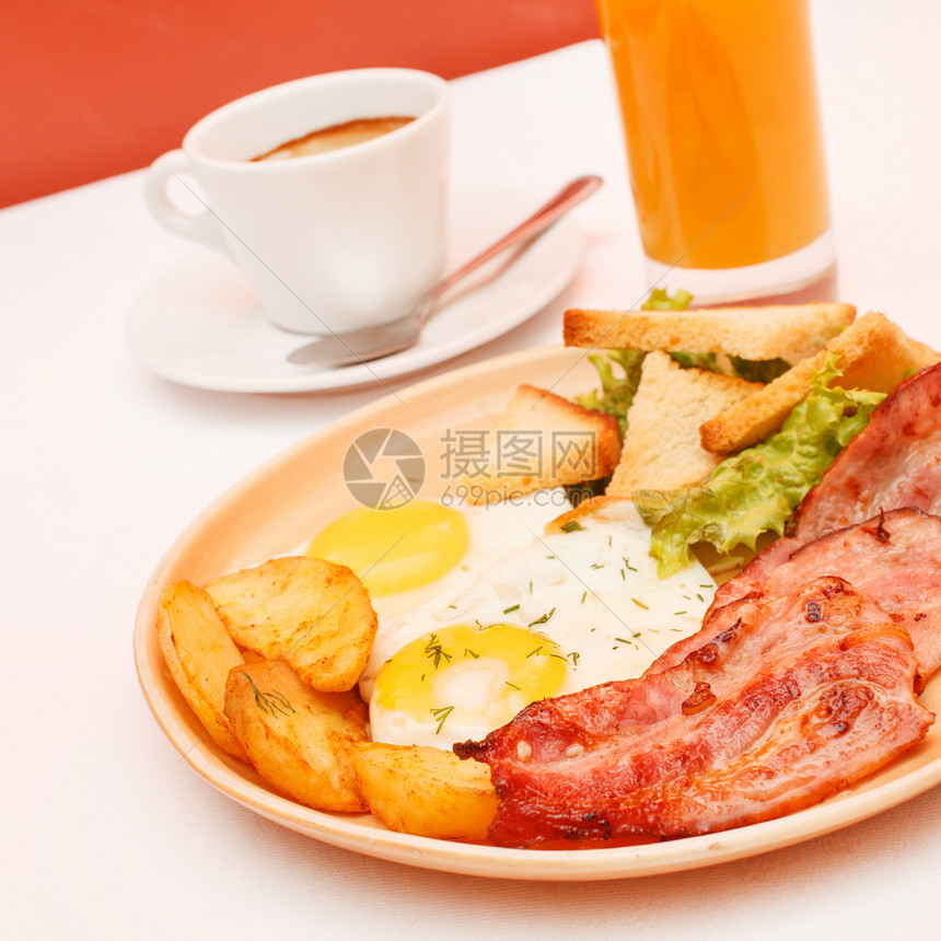 早餐好吃美味食物橙汁盐渍蛋黄午餐红色咖啡面包火腿酒吧图片