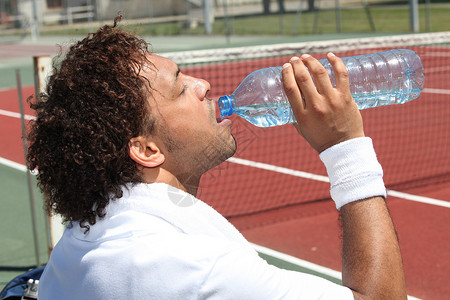 网网球运动员饮用水高清图片