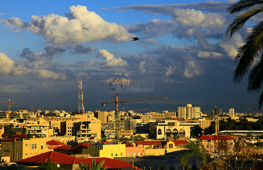 以色列特拉维夫全景观建筑学摩天大楼晴天日落风景蓝色地标阳光全景天空图片