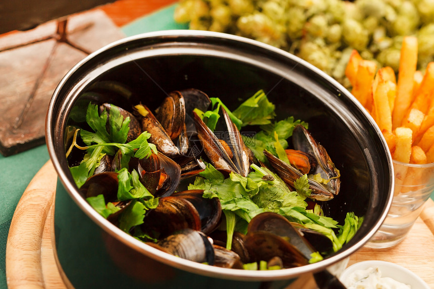 含薯条的贝类海鲜奢华宏观午餐海洋土豆餐厅食物饮食牡蛎图片