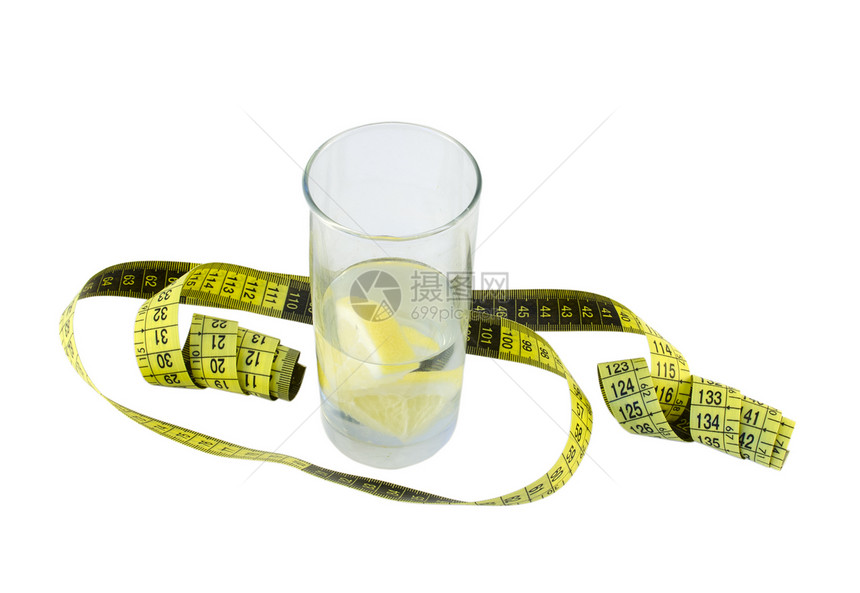 含柠檬的玻璃和黄色厘米水图片
