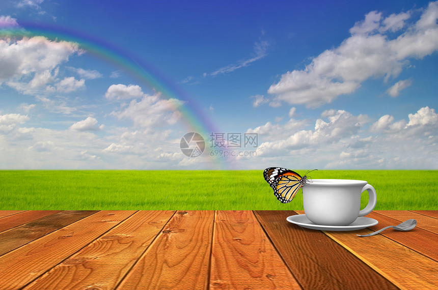 咖啡休息时间和阳台上的蝴蝶图片