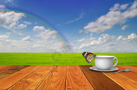 蝴蝶在咖啡杯咖啡休息时间和阳台上的蝴蝶背景