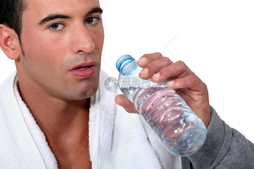 喝瓶水的人图片