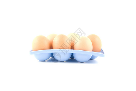 鸡蛋在蓝蛋盘中塑料滑雪蓝色食物野餐白色背景图片