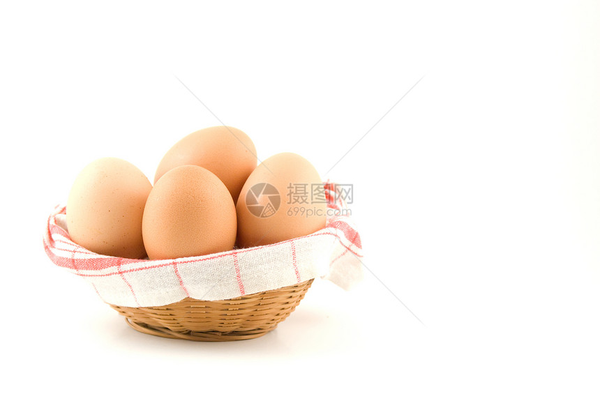 鸡蛋在卵篮中柳条白色毛巾红色食物野餐图片