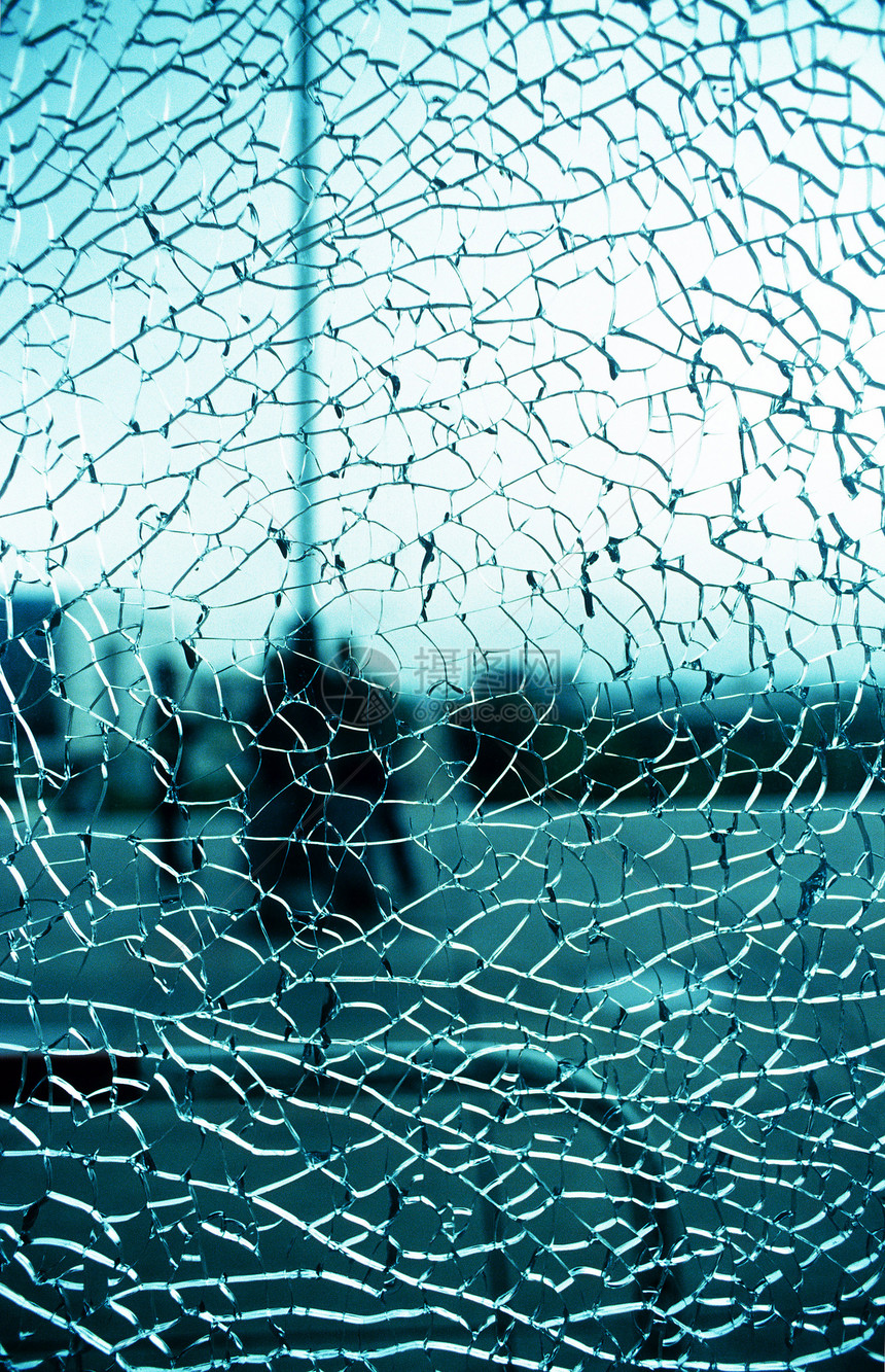 破碎玻璃窗裂缝休息透视蓝色墙纸玻璃窗户碰撞损害天空图片