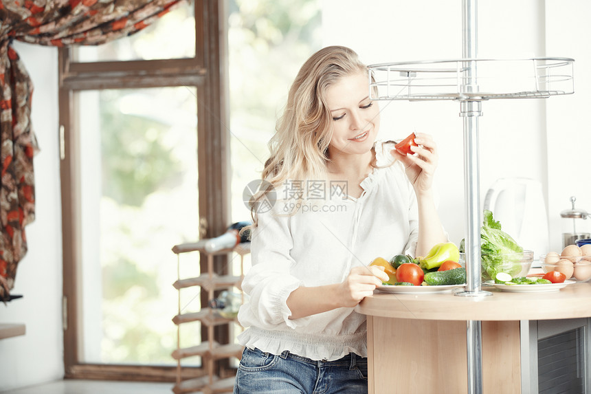 健康食品胡椒蔬菜早餐女性烹饪营养家庭桌子金发沙拉图片