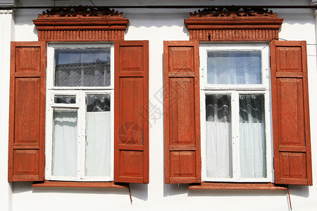 红色窗户两扇旧窗户 上面有木制红色的红百叶窗背景