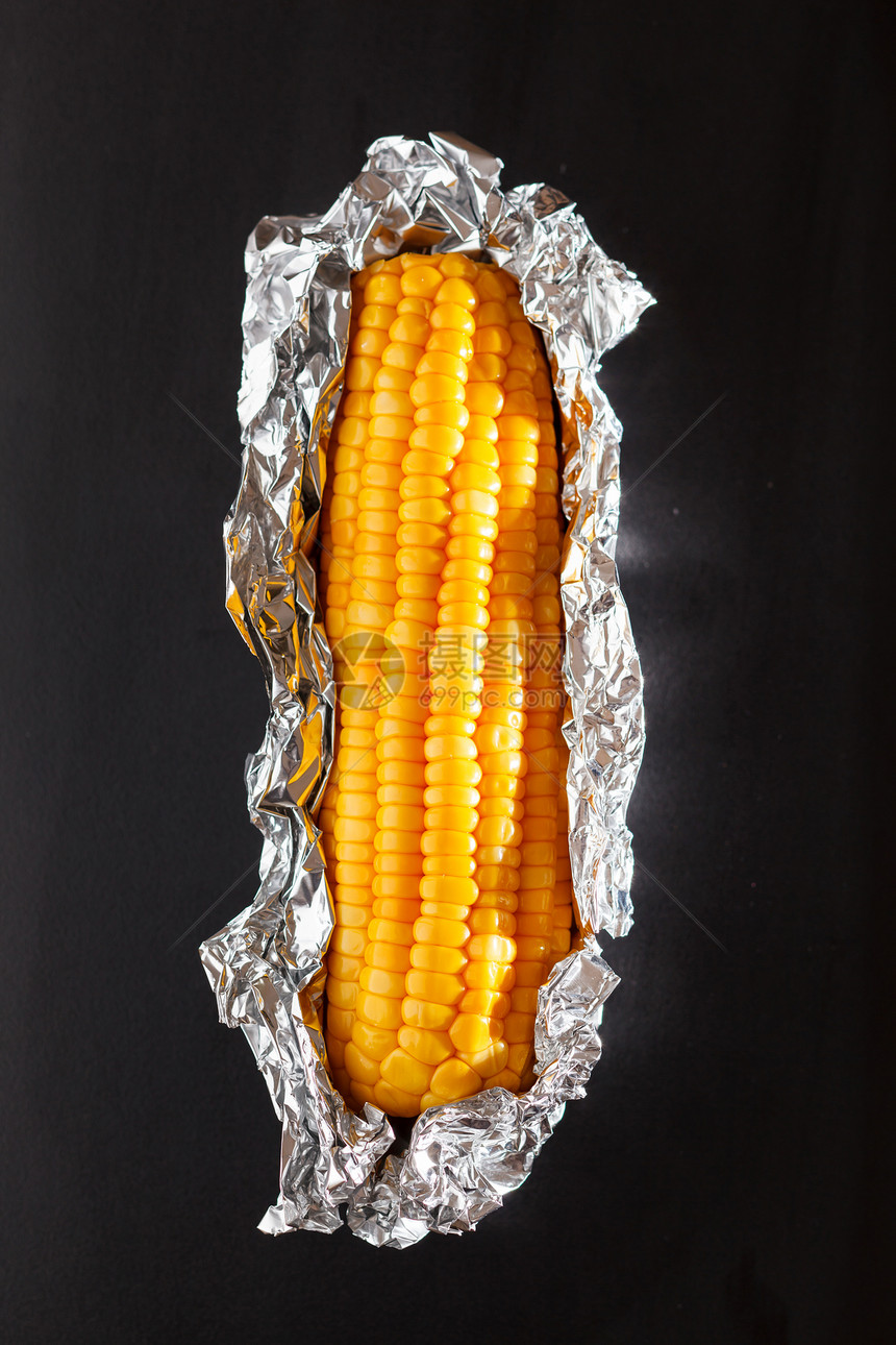 黑色背景的玉米香料挫败宏观粮食食物生产黄油内核黄色棒子图片