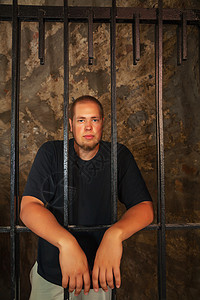 关在监狱后面的年轻人细胞犯罪安全锁定囚犯监禁孤独惩罚酒吧局限背景图片