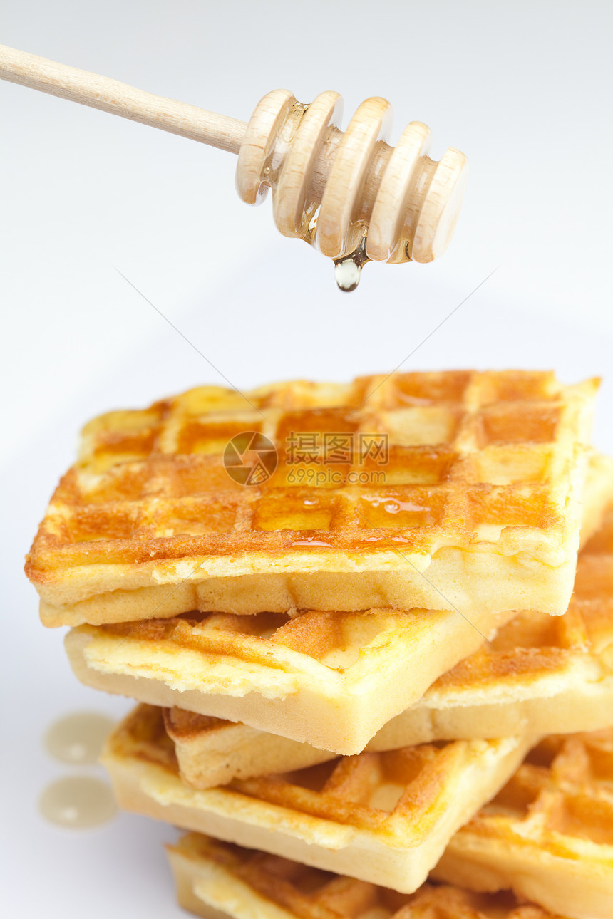 比利时美味的华夫饼 和坚持蜂蜜 在白色上隔离液体摄影糕点碳水文化甜点葡萄糖食物脆皮小吃图片