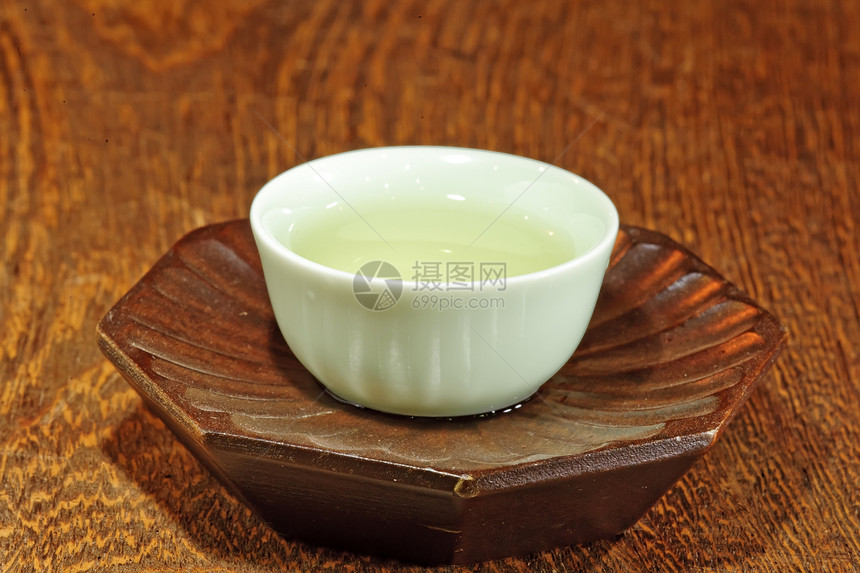 中国茶杯粮食友谊享受绿茶木头杯子茶点绿色桌子盘子图片