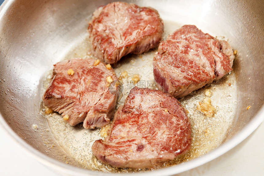 煎锅里牛肉牛排巡回牛肉投掷餐厅生物食物鱼片牛扒平底锅美食图片