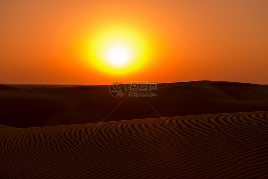 沙漠中的日落海浪橙子晴天口渴波纹天空太阳环境爬坡国家图片