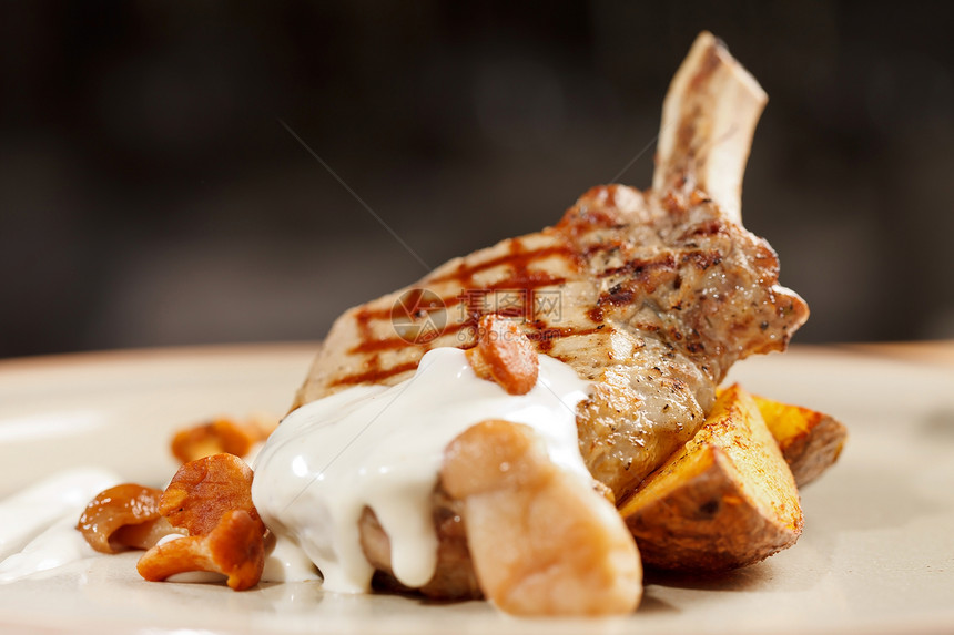 带土豆的碎肉肋骨咖啡店盘子餐厅课程猪肉美食食物迷迭香香料炙烤图片