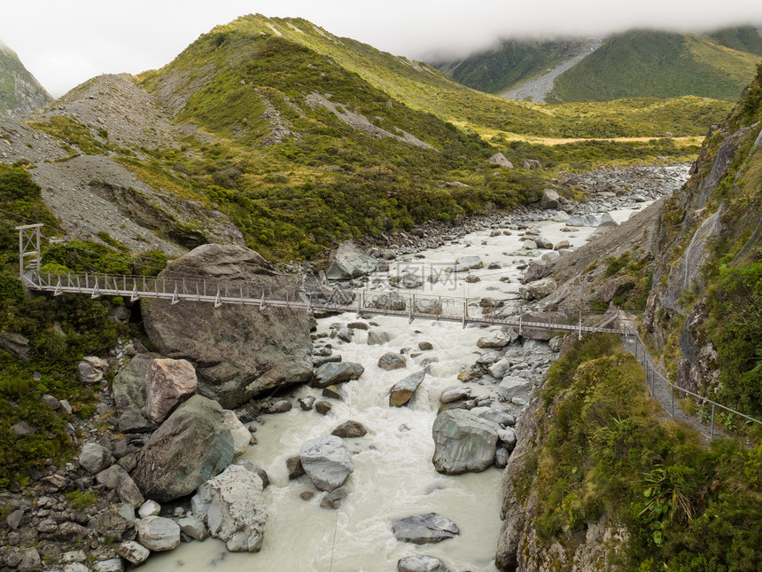 新西兰山河上游桥 横跨新西兰山河风景行人环境建筑学流动小路木头旅游人行道金属图片